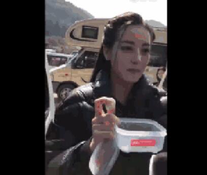 迪丽热巴酸奶疙瘩硬的还是软的?