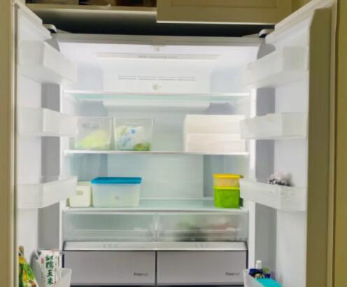 冰箱里结了厚厚的冰霜以下哪种清除方式更安全?