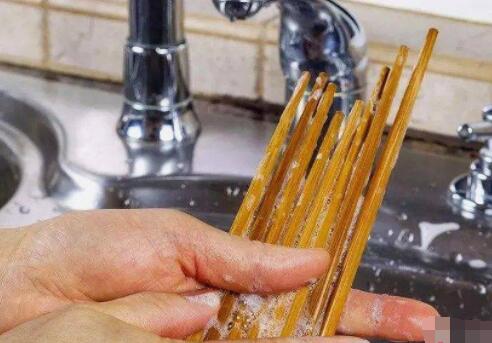 筷子应该如何清洗 洗筷子来回搓反而残留细菌