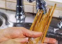 洗筷子来回搓反而残留细菌为什么会这样?