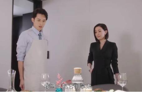 新闻女王小奶狗是谁扮演的
