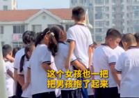 男生看毕业典礼被高个女生霸气抱起 这也太感人了