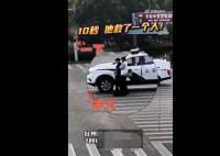 男子吃糖被卡喉警察10秒救回 画面曝光让人惊呆了