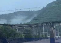 陕西一铁路桥被洪水冲垮 机车坠桥 简直太恐怖了