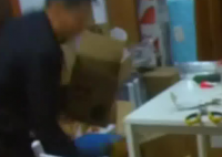 男子网购榴莲快递拆出大蛇 一条一米多长的蛇