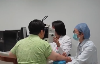 女子长时间久坐刷手机致眼中风 原因竟是这样太崩溃了