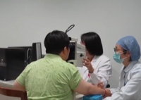 女子长时间久坐刷手机致眼中风 原因竟是这样太崩溃了