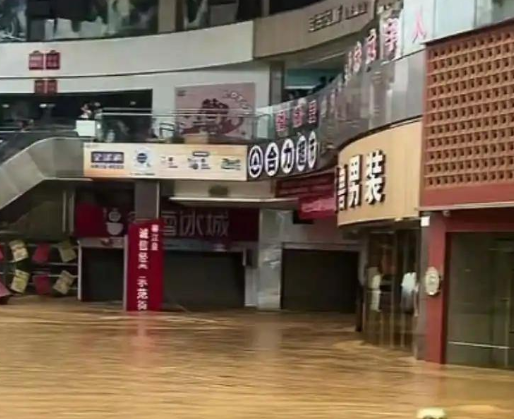 榕江最大商场被淹 老板:100万打水漂 这也太惨了吧