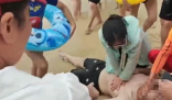 男子海边溺水 女孩挺身而出挽救生命 究竟是怎么回事？