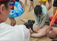 男子海边溺水 女孩挺身而出挽救生命 究竟是怎么回事？