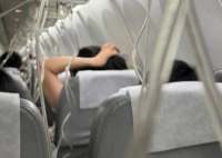 客机高空急坠亲历者:给老公写了遗书 原因竟是这样太崩溃了