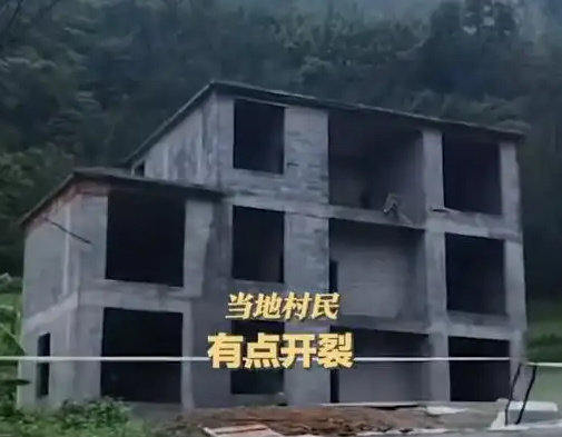 5层楼因暴雨垮塌 房主在外挣装修钱 实在太悲剧了