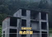 5层楼因暴雨垮塌 房主在外挣装修钱 实在太悲剧了