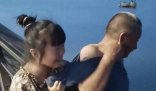 爷爷想下河捞玩具被孙女紧紧拉住 孙女担心地大哭紧拽爷爷衣服阻止