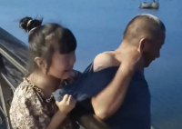 爷爷想下河捞玩具被孙女紧紧拉住 孙女担心地大哭紧拽爷爷衣服阻止