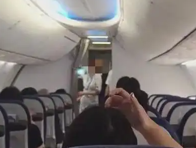航班即将关闭舱门发现2人上错飞机 究竟是怎么回事？