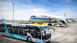 旅客摆渡车内晕倒有人破窗 机场通报 为什么引争议？