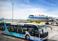 旅客摆渡车内晕倒有人破窗 机场通报 为什么引争议？