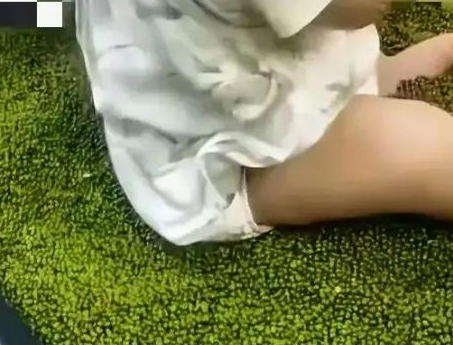 穿纸尿裤小孩坐绿豆框玩耍 超市回应 事件始末2025最新消息