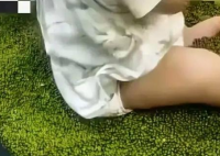 穿纸尿裤小孩坐绿豆框玩耍 超市回应 事件始末2025最新消息