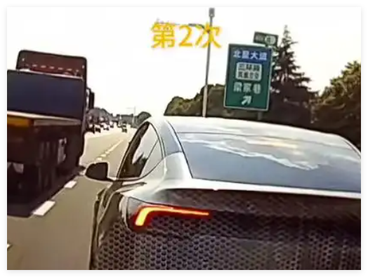 特斯拉高速上连续5次别停后车 原因竟是这样太让人气愤