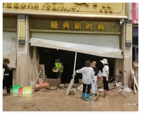 上千万金饰被冲走 有人带探测仪寻金 真相简直太意外了
