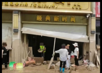 上千万金饰被冲走 有人带探测仪寻金 真相简直太意外了