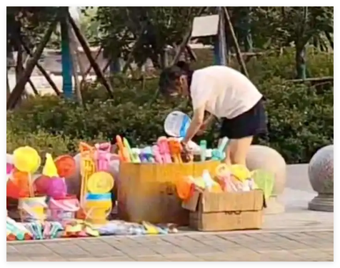 14岁女孩摆摊卖玩具25天赚2000元 到底是是真的？