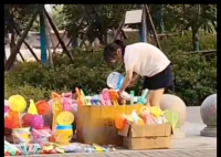 14岁女孩摆摊卖玩具25天赚2000元 到底是是真的？