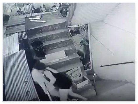 秘鲁女子吵架冲向男友力道过大坠亡 究竟是怎么回事？