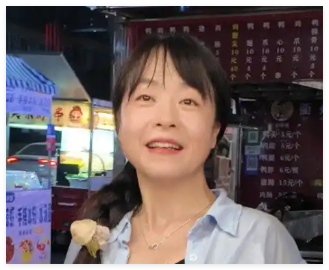 双腿截肢女子夜市摆摊成“团宠” 画面曝光太火爆了
