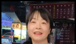 双腿截肢女子夜市摆摊成“团宠” 画面曝光太火爆了