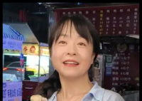 双腿截肢女子夜市摆摊成“团宠” 画面曝光太火爆了