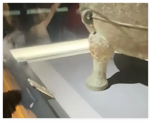 青铜器展柜内有一部手机 博物院回应 事件始末2025最新消息