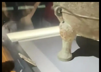 青铜器展柜内有一部手机 博物院回应 事件始末2025最新消息