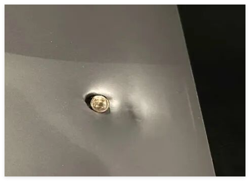 中国商人巴西遭抢劫 电脑挡下一枪 实在太可怕了