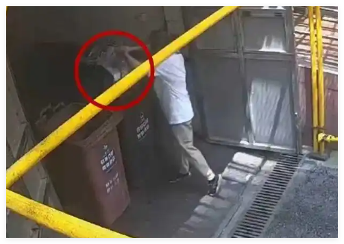 15万现金被男子当垃圾扔了 到底是什么情况?