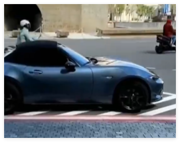 台湾一男子开敞篷跑车抢劫14万金链 这也太胆大妄为了