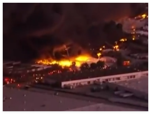 美国一飞机坠毁 附近大楼被撞 究竟是怎么回事？