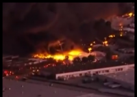 美国一飞机坠毁 附近大楼被撞 究竟是怎么回事？