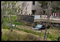 醉驾男子车内酣睡 醒来发现在河中 原因竟是这样太可怕了