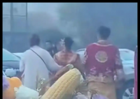 拦婚车索烟:打着讨喜名义疯狂敲竹杠 实在太让人无语了