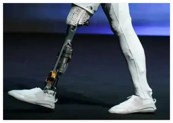 何小鹏再回应机器人里藏真人质疑 事件始末2025最新消息