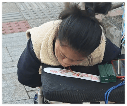 单亲妈妈手脚残疾 用嘴绣鞋垫养家 绣鞋垫售卖已有一年多