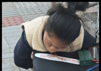 单亲妈妈手脚残疾 用嘴绣鞋垫养家 绣鞋垫售卖已有一年多